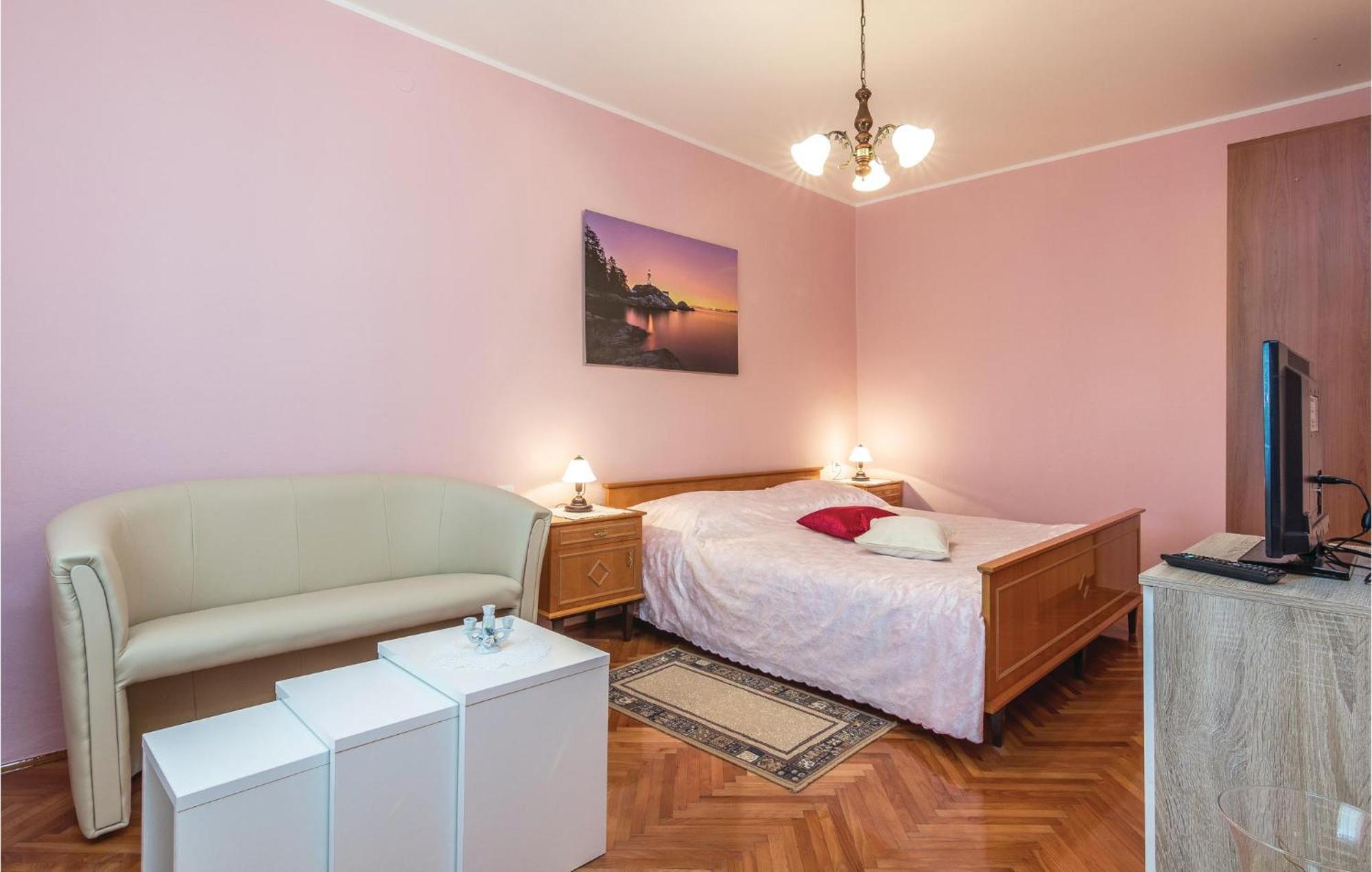 Cozy Apartment In Pican With Kitchen Exteriér fotografie